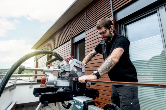 Акумуляторна торцювальна пила з протяжкою Metabo KGS 18 LTX BL 216 2х5.2 Аг (614216650) Акумуляторна торцювальна пила з протяжкою Metabo KGS 18 LTX BL 216 2х5.2 Аг (614216650)