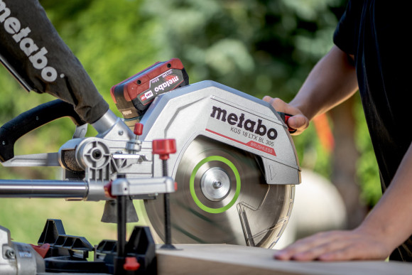 Акумуляторна торцювальна пила з протяжкою Metabo KGS 18 LTX BL 305 2х8.0 Аг (614305810) Акумуляторна торцювальна пила з протяжкою Metabo KGS 18 LTX BL 305 2х8.0 Аг (614305810)
