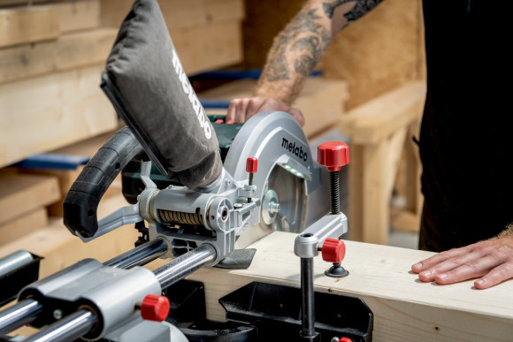 Торцювальна пила з тяговою функцією Metabo KGS 254 M (602540000)