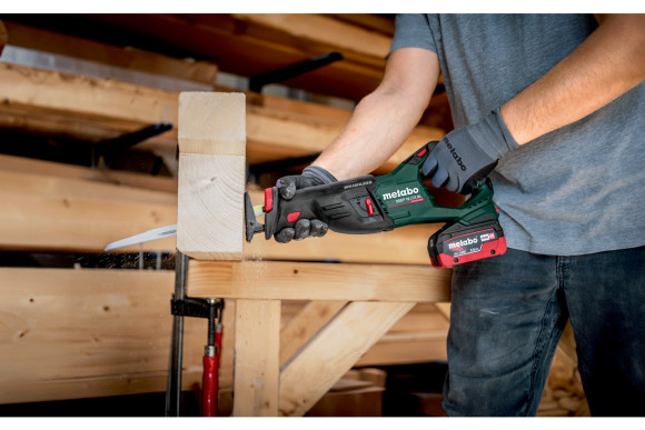 Акумуляторна шабельна пила Metabo SSEP 18 LT BL, 18В, каркас (601617850) Акумуляторна шабельна пила Metabo SSEP 18 LT BL, 18В, каркас (601617850)