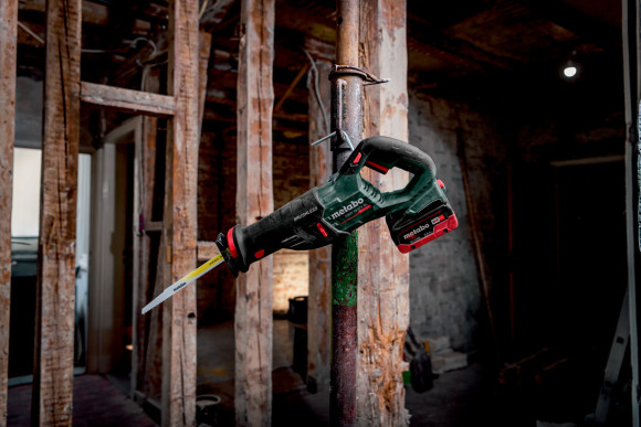 Акумуляторна шабельна пила Metabo SSEP 18 LT BL, 18В, каркас (601617850) Акумуляторна шабельна пила Metabo SSEP 18 LT BL, 18В, каркас (601617850)