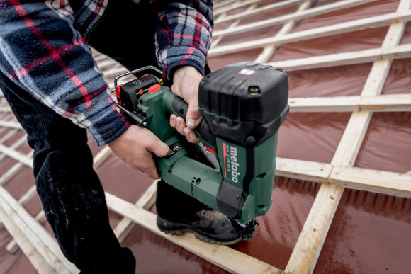 Акумуляторний гвоздезабиватель Metabo NFR 18 LTX 90 BL (612090800) Акумуляторний гвоздезабиватель Metabo NFR 18 LTX 90 BL (612090800)
