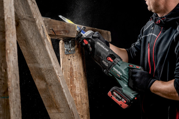 Акумуляторна шабельна пилка Metabo SSEP 18 LTX BL MVT, 2*8 Ач (602258810) Акумуляторна шабельна пилка Metabo SSEP 18 LTX BL MVT, 2*8 Ач (602258810)
